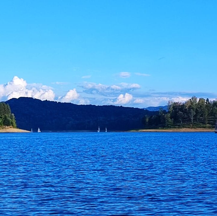 Widok Bieszczady z jeziora solińskiego